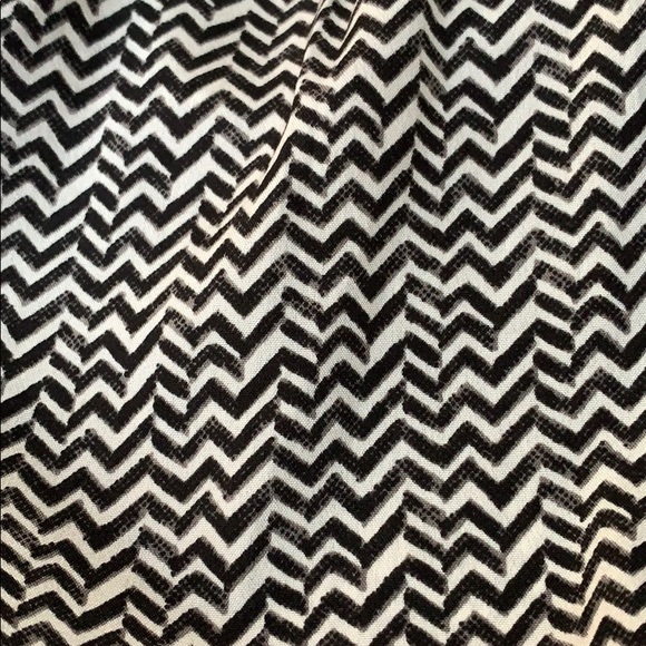 AEO 🦅 Chevron Printed High Rise Shorts - Picture 7 of 7